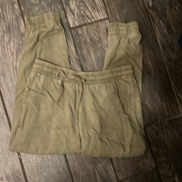 Cloth & Stone Pocket Tencel Joggers Olive Green - Picture 2 of 5